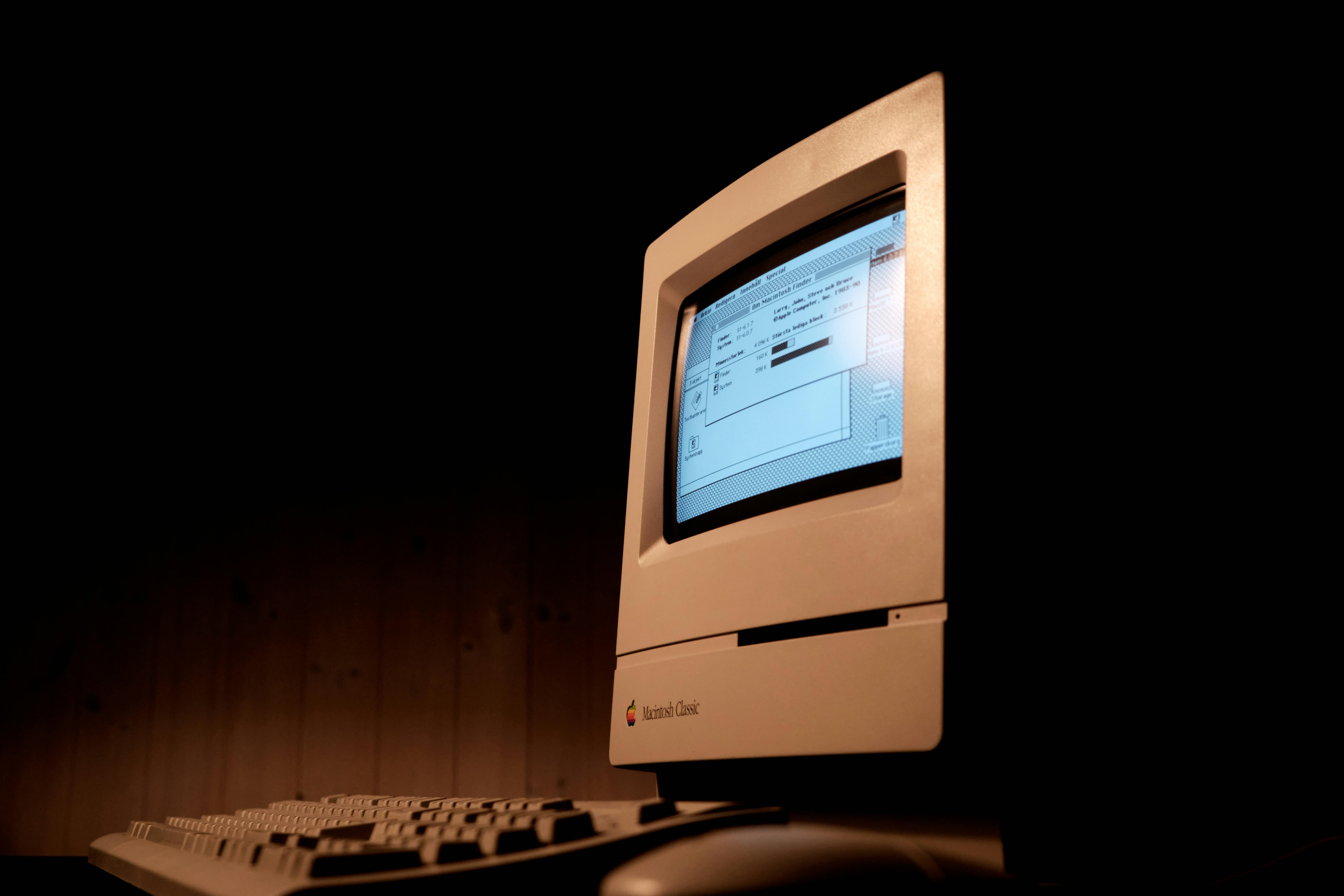Ein alter, retro-wirkender Desktop-Computer, auf dessen Bildschirm eine sehr alte Software zu sehen ist.